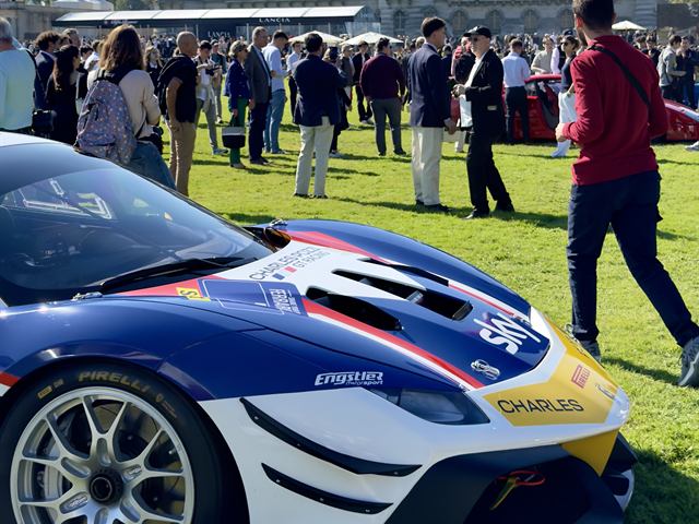 Une Alpine aux couleurs de course devant le public.